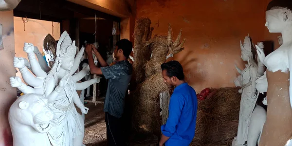 DISTRICT KATNI, INDIA - Eylül 05, 2019: Asyalı sanatçılar festival sezonu boyunca sanat fabrikasında Hindu dini heykeli yapıyorlar.