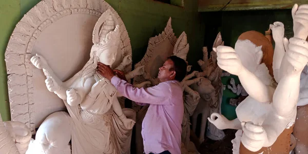 DISTRICT KATNI, INDIA - Eylül 05, 2019: Hint zanaatkarları festival sezonu boyunca sanat fabrikasında Hindu dini heykeli inşa ediyorlar.