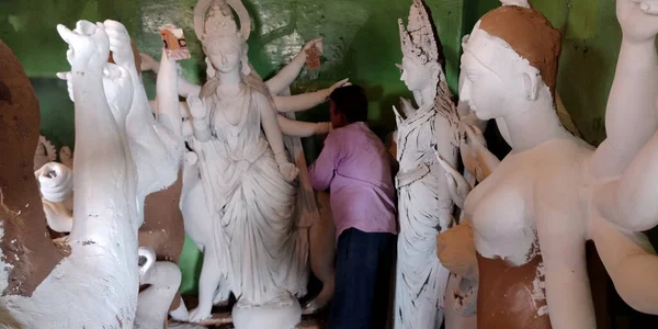 DISTRICT KATNI, INDIA - EPTEMBER 05, 2019: Hintli sanatçı Hindu dini festivali için toprak malzemelerinden Lord Durga heykeli yaptı.