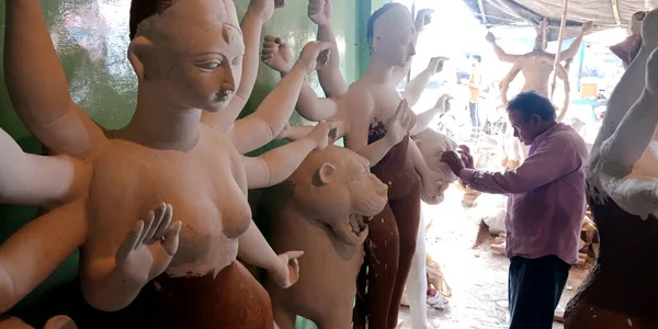 DISTRICT KATNI, INDIA - EYLÜL 05, 2019: Asyalı zanaatkarlar festival sezonu boyunca sanat fabrikasında Hindu dini heykeli inşa ediyorlar.
