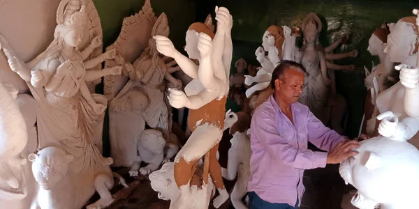 DISTRICT KATNI, INDIA - EPTEMBER 05, 2019: Hindu dini festivali için toprak malzemelerinden Lord Durga heykeli yapan Asyalı sanatçı Düssehra.