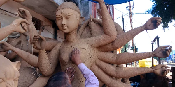 DISTRICT KATNI, INDIA - Eylül 05, 2019: Asyalı profesyonel sanatçılar festival sezonu boyunca sanat fabrikasında Hindu dini heykeli inşa ediyorlar.
