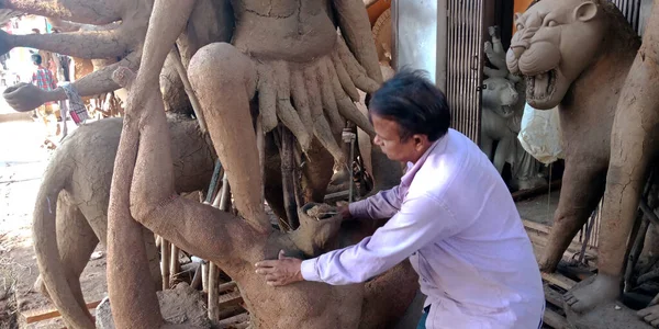 DISTRICT KATNI, INDIA - EPTEMBER 05, 2019: Hintli geleneksel sanatçı Hindu dini festivali için toprak malzemelerinden Lord Durga heykeli yaptı.