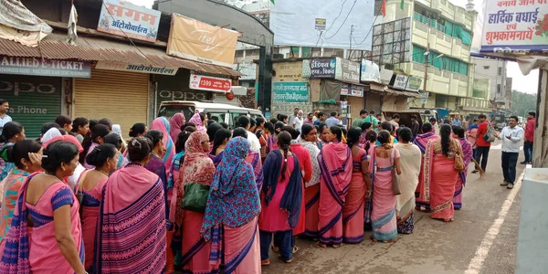 DISTRICT KATNI, INDIA - 02 Ekim 2019: Hindistan Anganwadi kadın işçiler Mahatma Gandi jayanti sırasında temiz Hindistan yol gösterisine katılıyorlar.