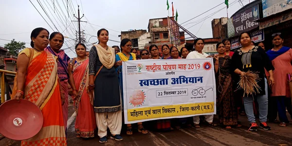 DISTRICT KATNI, INDIA - Ekim 02, 2019: Hindistan kadın Anganwadi İşçileri Mahatma Gandhi jayanti sırasında temiz Hindistan yol gösterisine katılıyorlar.