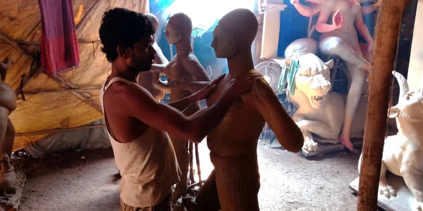 DISTRICT KATNI, INDIA - Eylül 07, 2019: Hint köyü toprak sanatçısı güzel Lord Durga heykelini sanat üretim fabrikasında yarattı.