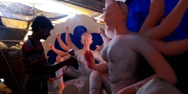 DISTRICT KATNI, INDIA - Eylül 07, 2019: Hint köyü ressamı güzel Lord Durga heykelini toprak üretim fabrikasında boyuyor.