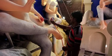 DISTRICT KATNI, INDIA - Eylül 07, 2019: Hintli sanatçı, Lord Durga heykelinin güzel bir renk kombinasyonunu yapıyor Toprak Sanat Fabrikası 'nda.
