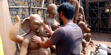 DISTRICT KATNI, INDIA - 07 Eylül 2019: Hintli bir heykeltıraş Lord Ganesha 'nın muhteşem toprak sanatını sanat atölyesinde yarattı.