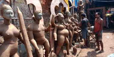 DISTRICT KATNI, Hindistan - Eylül 07, 2019: Hint geleneksel heykeltraşı el sanatları atölyesinde muhteşem toprak sanatı yarattı.