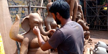 DISTRICT KATNI, INDIA - Eylül 07, 2019: Hint heykeli yapımcısı el sanatları atölyesinde muhteşem Ganesha toprak sanatı yarattı.