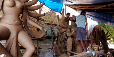 DISTRICT KATNI, Hindistan - Eylül 07, 2019: Hint heykeltraşı el sanatları atölyesinde inanılmaz bir toprak sanatı yarattı.