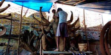 DISTRICT KATNI, Hindistan - Eylül 07, 2019: Hint halkı el sanatları atölyesinde muhteşem heykel toprağı sanatı yaratıyor.