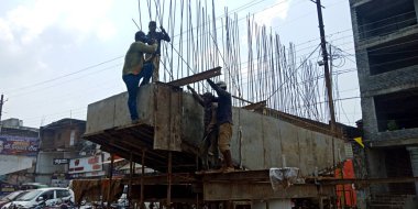 DISTRICT KATNI, INDIA - Eylül 05, 2019: Yol inşaatı sırasında köprü üzerinde oluşturulan Hint belediye işçisi.