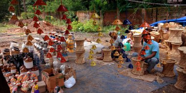 DISTRICT KATNI, INDIA - EYLÜL 05, 2019: Yol kenarında geleneksel sanat eserleri satışı.