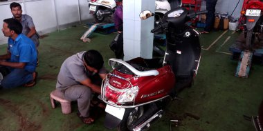 DISTRICT KATNI, INDIA - 15 Eylül 2019: Hintli otomobil atölyesinde motosiklet tamir eden Asyalı motosiklet tamircisi.