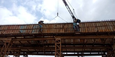 DISTRICT KATNI, INDIA - Eylül 05, 2019: Köprü inşaatı sırasında köprü üzerinde çalışan Hint belediye işçileri.