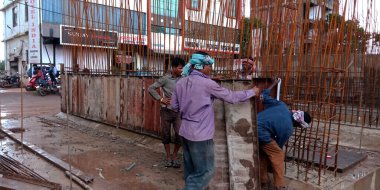 DİSTRİK KATNI, Hindistan - 15 Eylül 2019: Hindistan karayolu inşaatında demir köprü oluşturma.