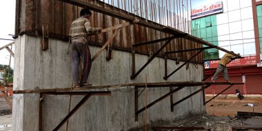 DISTRICT KATNI, INDIA - 15 Eylül 2019: Otoyol sahasında çimento köprü yapan Hintli bir yol işçisi.