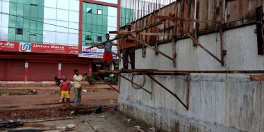 DISTRICT KATNI, Hindistan - 15 Eylül 2019: Demirden köprü inşaatı için çalışan Hindistan karayolu işçileri.