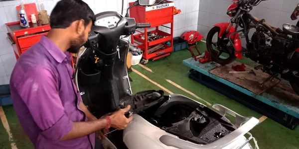 District Katni India September 2019 Asian Motorbikes Service Engineer Repairing — Stock Photo, Image