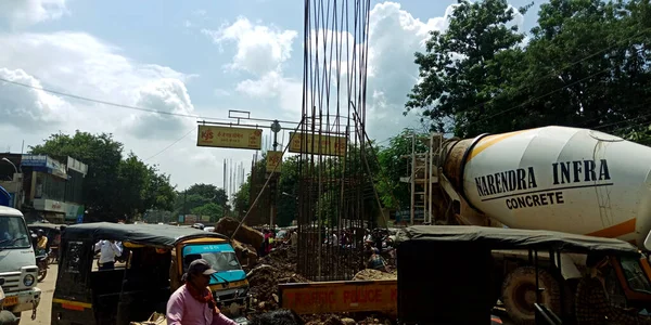 DİSTRİK KATNI, Hindistan - 15 Eylül 2019: Hindistan karayolu inşaatında birlikte çalışan.