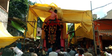 DISTRICT KATNI, INDIA - Ekim 05, 2019: Lord Durga navratri festivali için bağlayıcı bir Kızılderili çadırı. Kalabalık yolda..