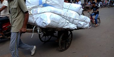 DISTRICT KATNI, INDIA - Ekim 05, 2019: Çekçekli bir Hint nakliye işçisi.