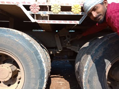 DISTRICT KATNI, INDIA - 09 ARALIK 2019: Açık alan atölyesinde bir Hint otomobil tamircisi kamyon tamiri kontrolü.