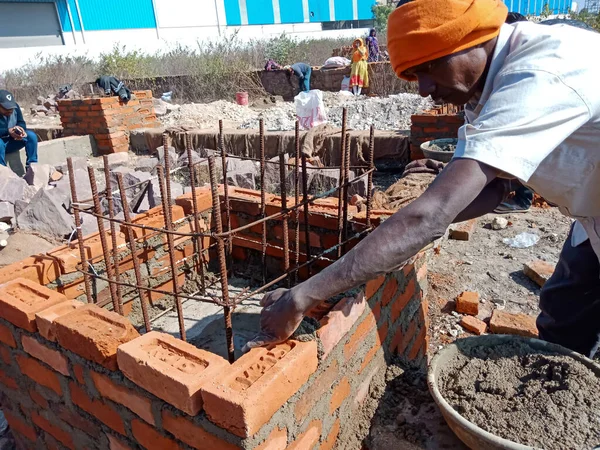 DISTRICT KATNI, INDIA - 13 Aralık 2019: Ev inşaatı sırasında sütunların ölçümünü alan bir Hint köyü işçiliği.