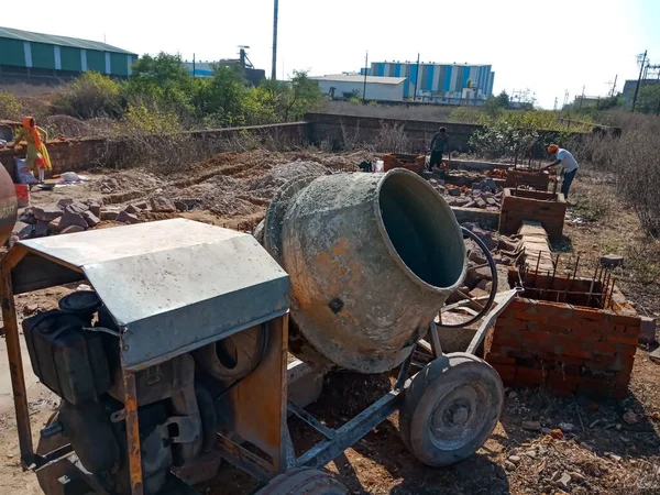 DISTRICT KATNI, Hindistan - 13 Aralık 2019: Hindistan şantiyesinde sunulan otomatik çimento karıştırıcı ekipmanı.