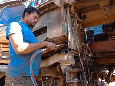 DISTRICT KATNI, Hindistan - 14 Aralık 2019: Asyalı bir tamirci açık otomobil garajında kamyon tamir ediyor.