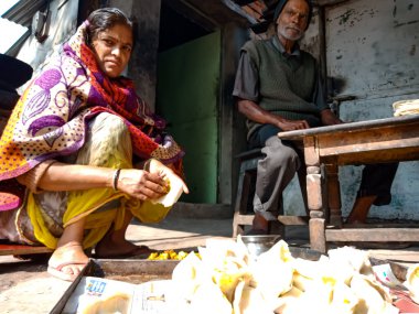 DİSTRİK KATNI, Hindistan - 08 Ocak 2020: Fakir bir otelde samosa yapan Asyalı yaşlı bir kadın.