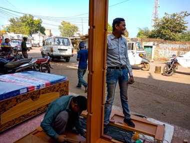 DISTRICT KATNI, Hindistan - 08 Ocak 2020: Hintli bir marangoz mobilya atölyesinde çift kişilik yatak yapıyor.