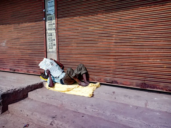 District Katni India January 2020 Indian Poor Man Reading Newspaper — Stock Photo, Image