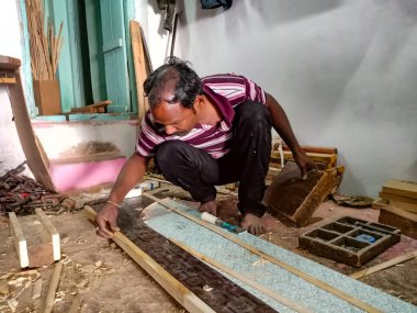 DISTRICT KATNI, Hindistan - 08 Ocak 2020: Atölyede mobilya yapan Hintli bir ahşap sanatçı.