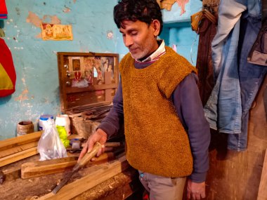 DISTRICT KATNI, INDIA - 08 Ocak 2020: Testere fabrikasında kereste kesen Asyalı bir ahşap işçisi.