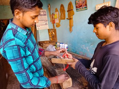 DİSTRİK KATNI, Hindistan - 08 Ocak 2020: Ahşap fabrikasında birlikte çalışan iki Hintli genç işçi.