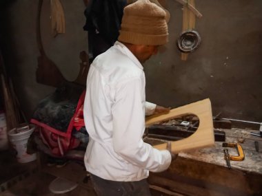 DISTRICT KATNI, INDIA - 08 HAZİRAN 2020: Bir Hintli fabrika işçisi atölyede ahşap kütük arıyor.