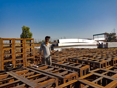 DISTRICT KATNI, INDIA - 17 HAZİRAN 2020: Tren köprüsü inşaatı sırasında Hindistan demiryolu bakım işçisi teftişi demir ağı.