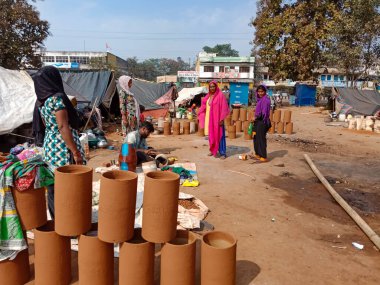 DISTRICT KATNI, INDIA - 21 HAZİRAN 2020: Açık alan atölyesinde toprak alanında sergilenen müzikal davul temeli.