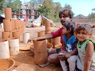 DISTRICT KATNI, INDIA - 21 HAZİRAN 2020: Hindistan 'ın fakir sanatçısı çocuklarla birlikte açık alan atölyesinde oturuyor.