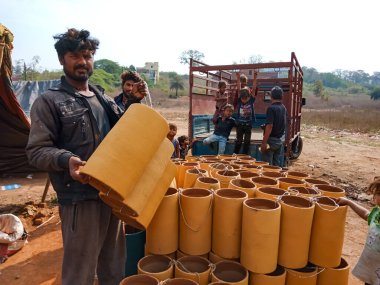 DISTRICT KATNI, INDIA - 21 HAZİRAN 2020: Açık alan atölyesindeki toprak alanında davul temeli sunan Hintli yoksul insanlar.