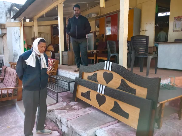 DISTRICT KATNI, INDIA - HAZİRAN 08, 2020: Açık alan atölyesinde mobilya yatak kısmi oluşturmaya bakan Hintli bir adam.