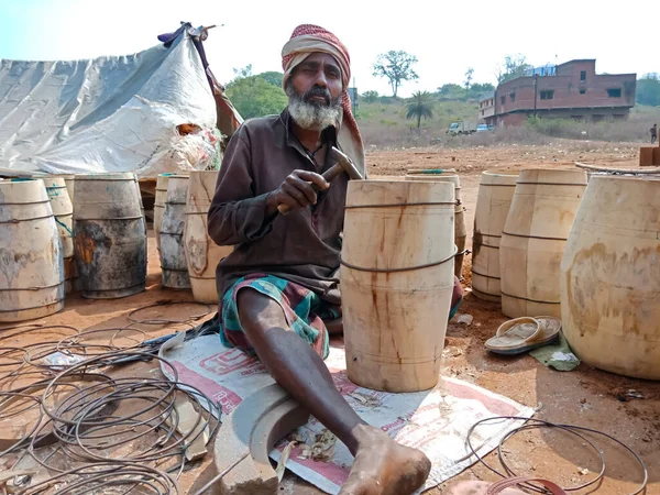 DISTRICT KATNI, INDIA - 21 HAZİRAN 2020: Hintli fakir köylü yaşlı sanatçı açık alan atölyesinde müzikal davul üssü oluşturdu.
