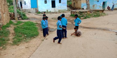 DİSTRİK KATNI, INDIA - Ağustos 04, 2019: Hindistan devlet okulu öğrencileri toprak sahası üzerinde köy çevresinde birlikte oynuyorlar.