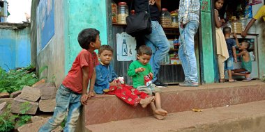 DİSTRİK KATNI, Hindistan - 04 Ağustos 2019: Hint köyü çocukları marketin önünde atıştırmalık yiyorlar.