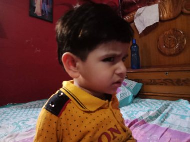 DİSTRİK KATNI, Hindistan - 11 Mayıs 2020: Komik ifadeli küçük şirin bir Hintli çocuk.