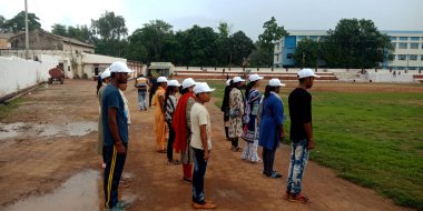 DISTRICT KATNI, INDIA - 15 AĞUSTOS 2019: Bağımsızlık Günü programı sırasında Hindistan halkı oyun parkındaki geçit törenine katıldı.