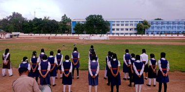 DISTRICT KATNI, INDIA - 15 AĞUSTOS 2019: Bağımsızlık Günü programı sırasında Ormancı Çocuk parkındaki geçit törenine katılan Hintli liseli kızlar.